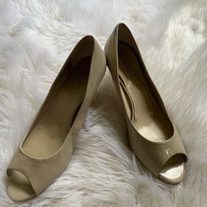 Ellen Tracy Nude Peep Toe Pumps